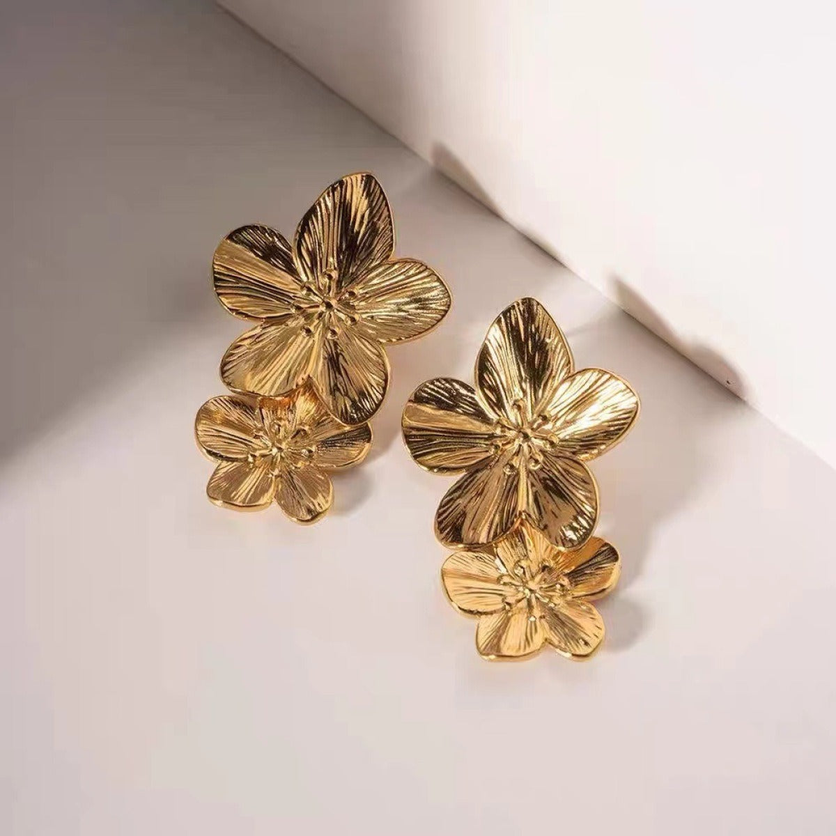 Shannon – Pendientes Dorados Flor Desplegada