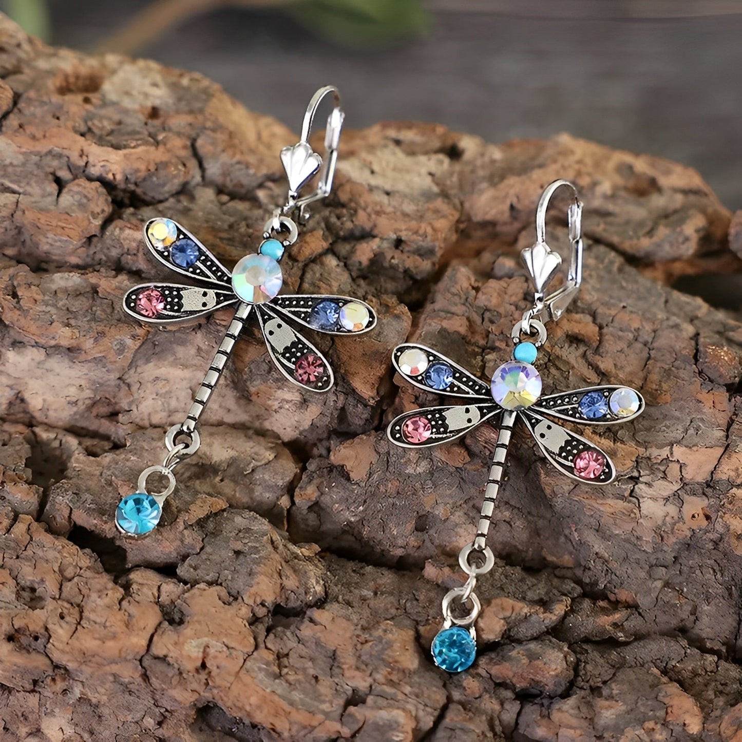 Liora – Pendientes Elegantes Libélula Esculpida