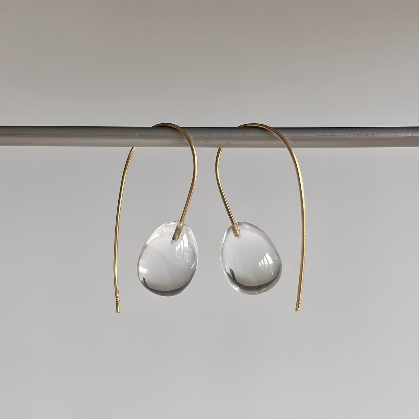 Elara – Pendientes Cristal Gris Estilo Retro