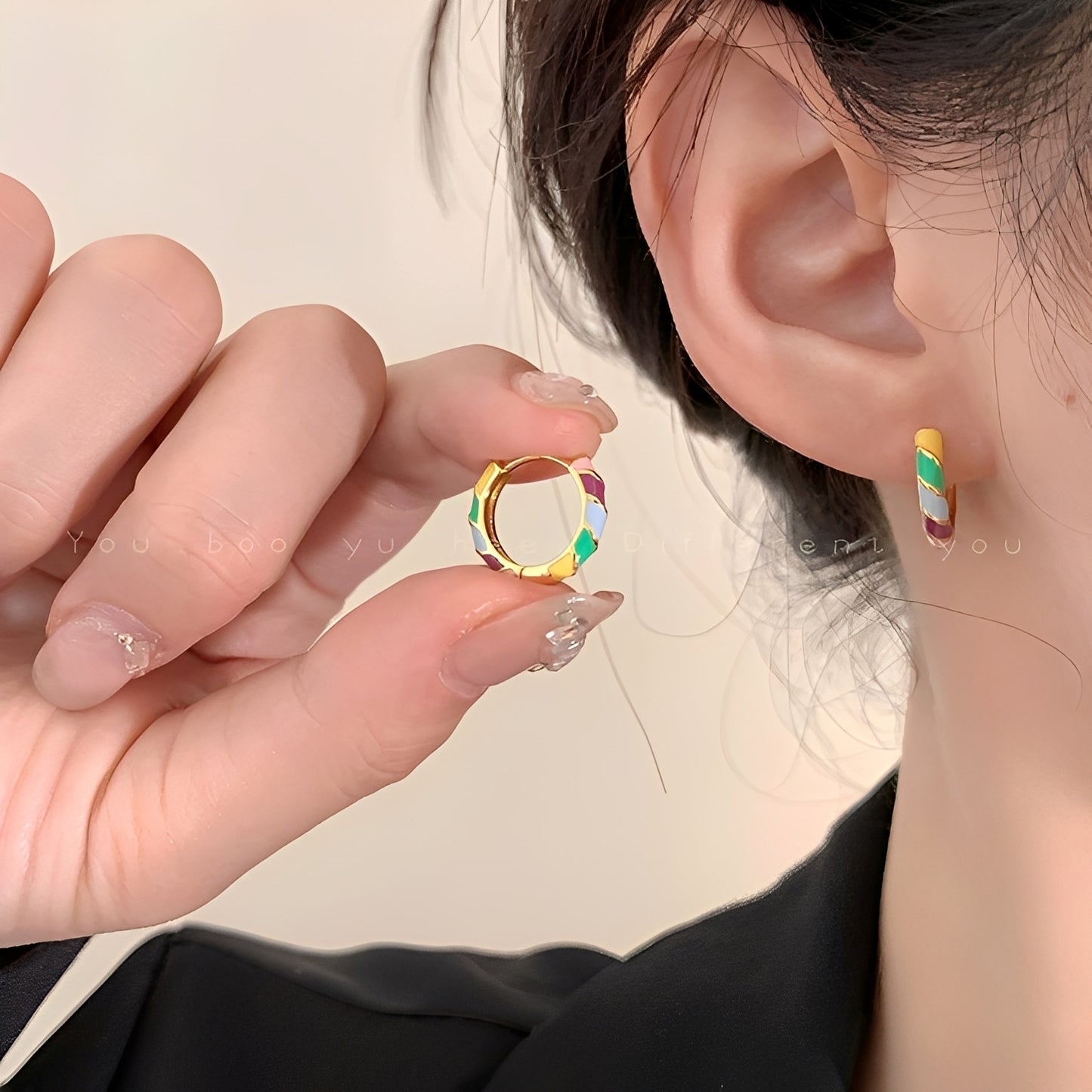 Sofia – Pendientes Elegantes de Oro con Esmalte Multicolor