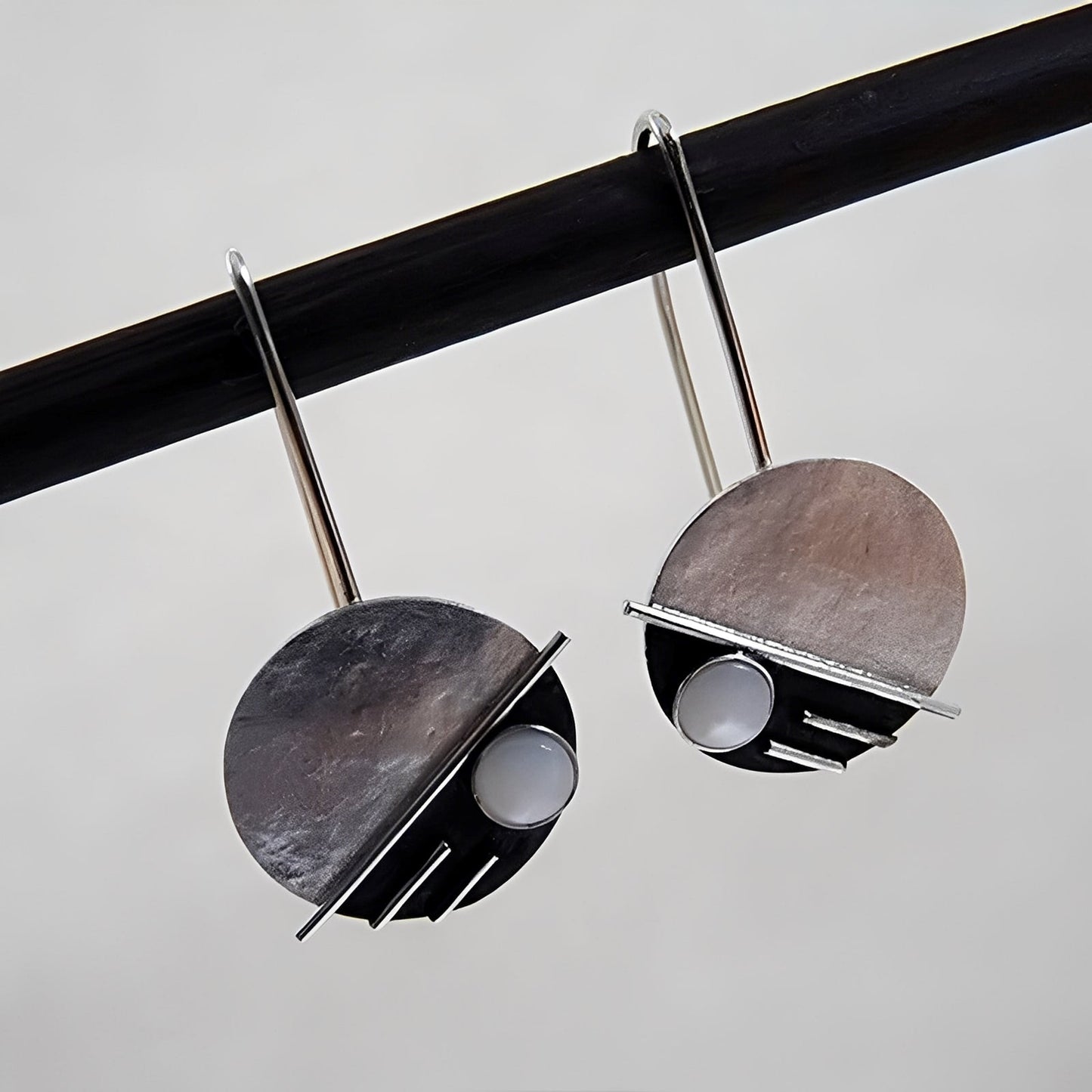 Arcy – Pendientes Retro en Ópalo Blanco