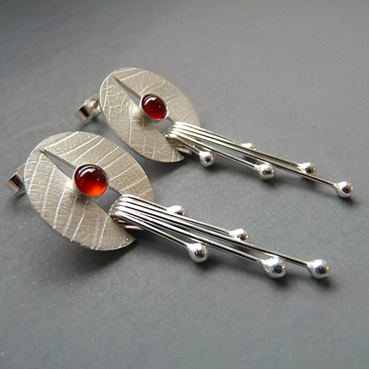 Carmine – Pendientes Colgantes con Piedra Roja y Diseño Calado