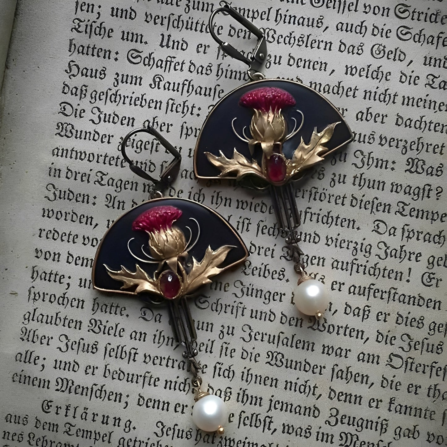 Zahara – Pendientes Boho con Perlas y Cristal Rojo