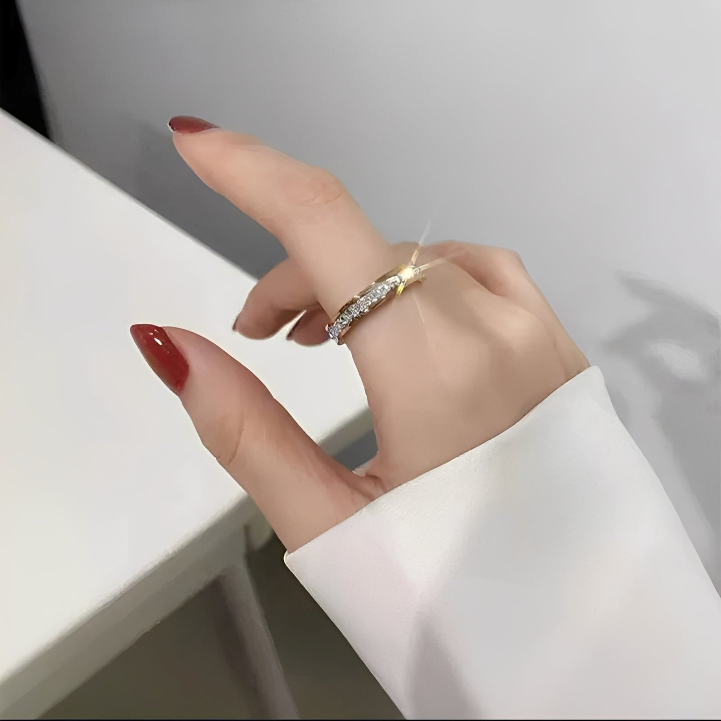 Jona – Anillo Elegante con Circonitas Engarzadas
