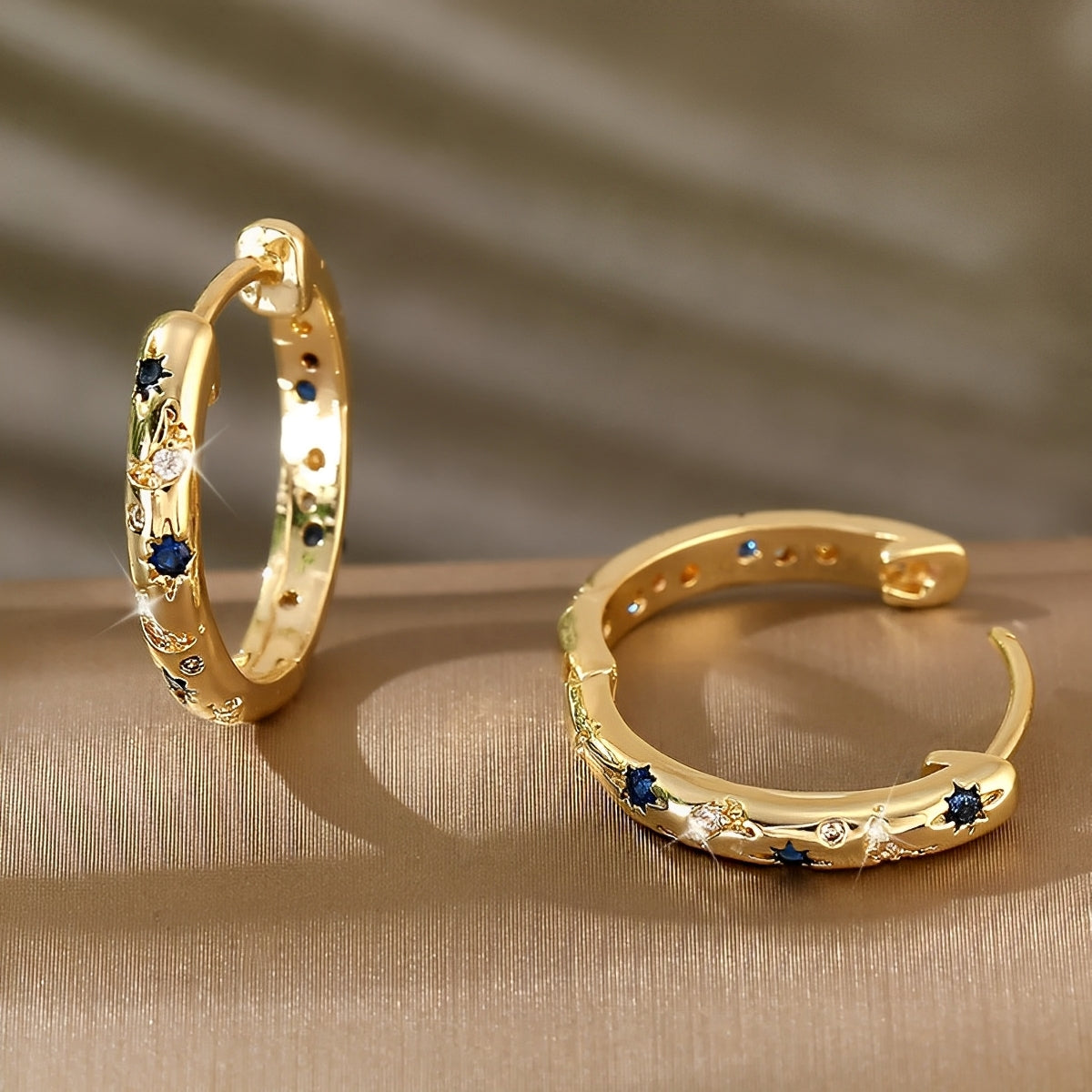 Maelis – Aros Dorados Vintage con Circonia Azul