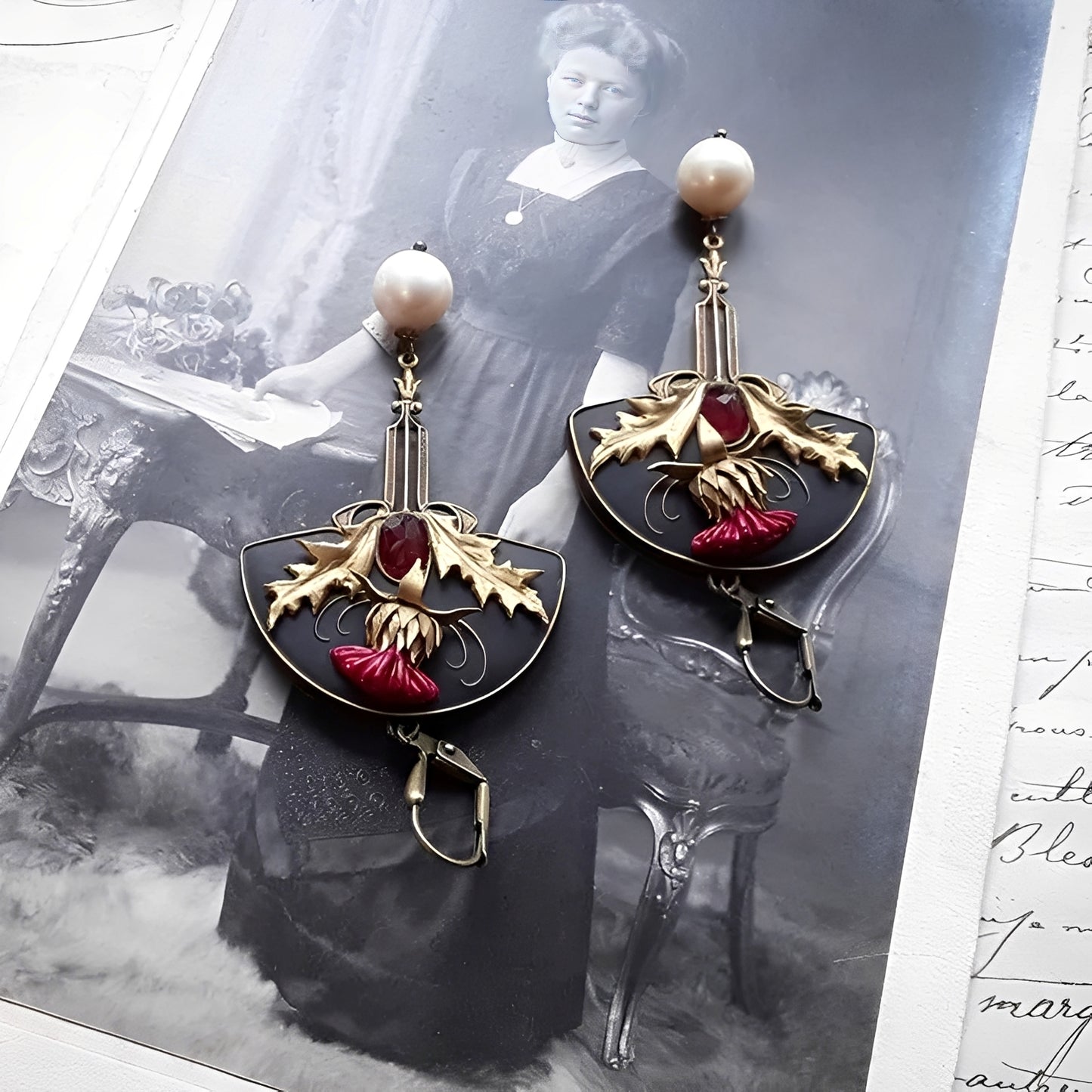 Zahara – Pendientes Boho con Perlas y Cristal Rojo