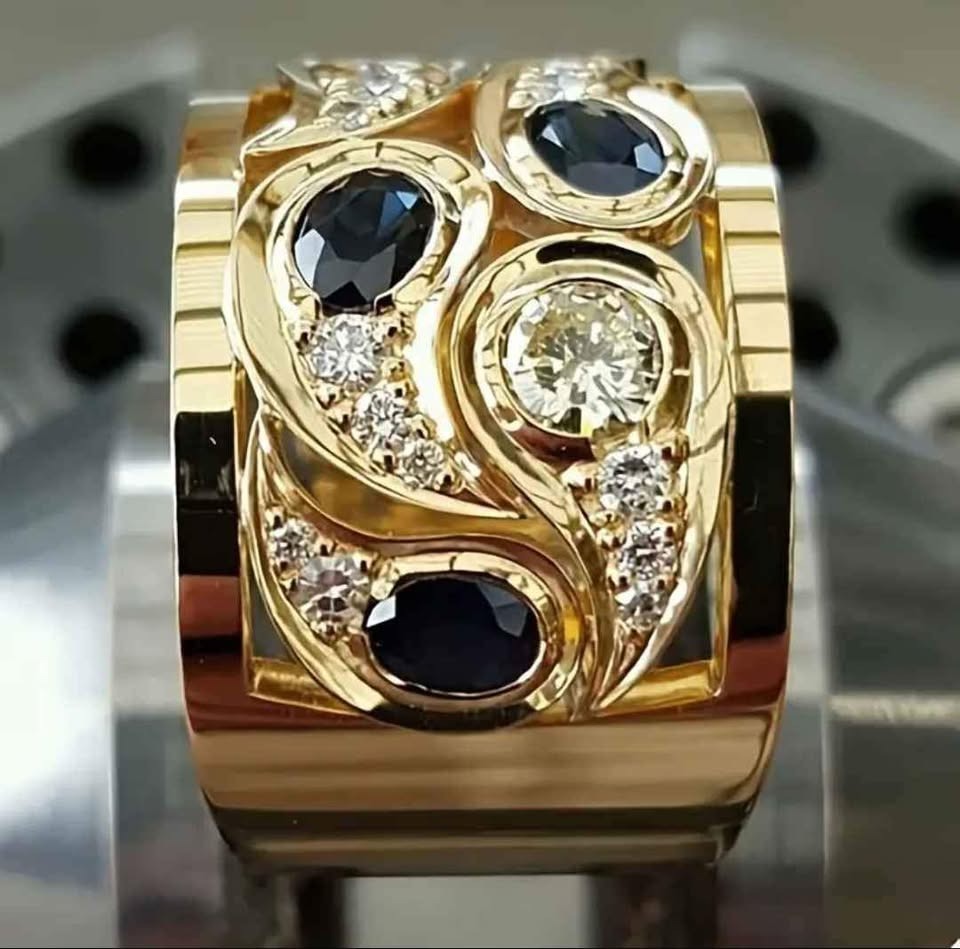 Elina – Anillo Vintage Dorado Incrustado de Circon