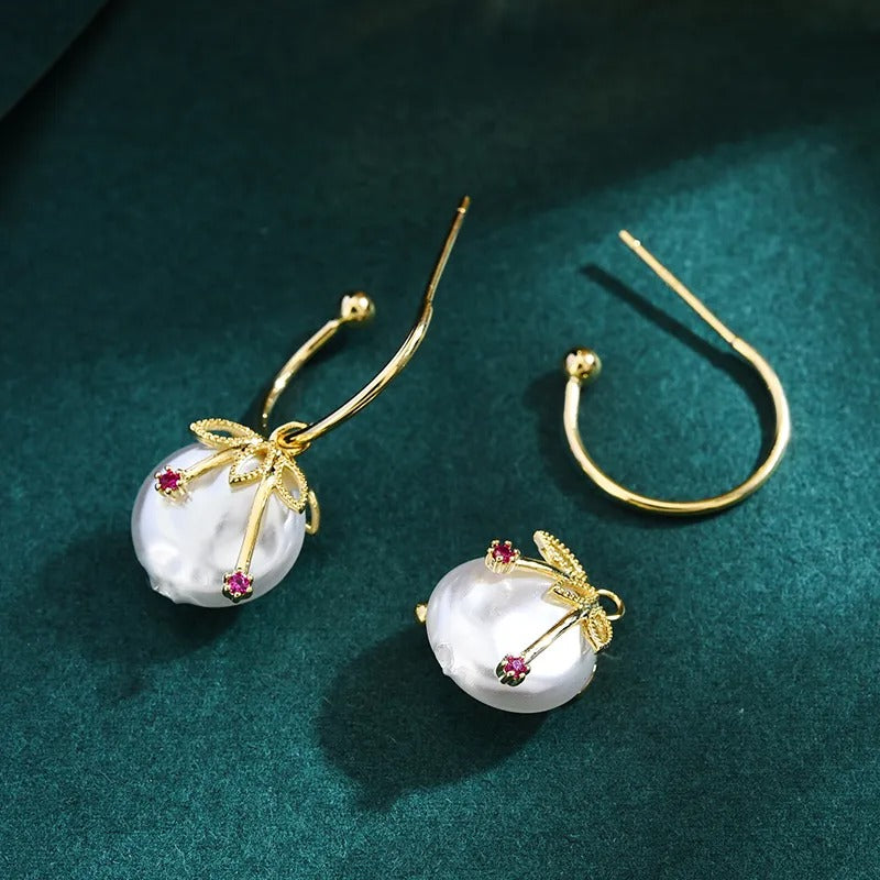 Cléa – Pendientes Vintage Cereza en Oro y Perla