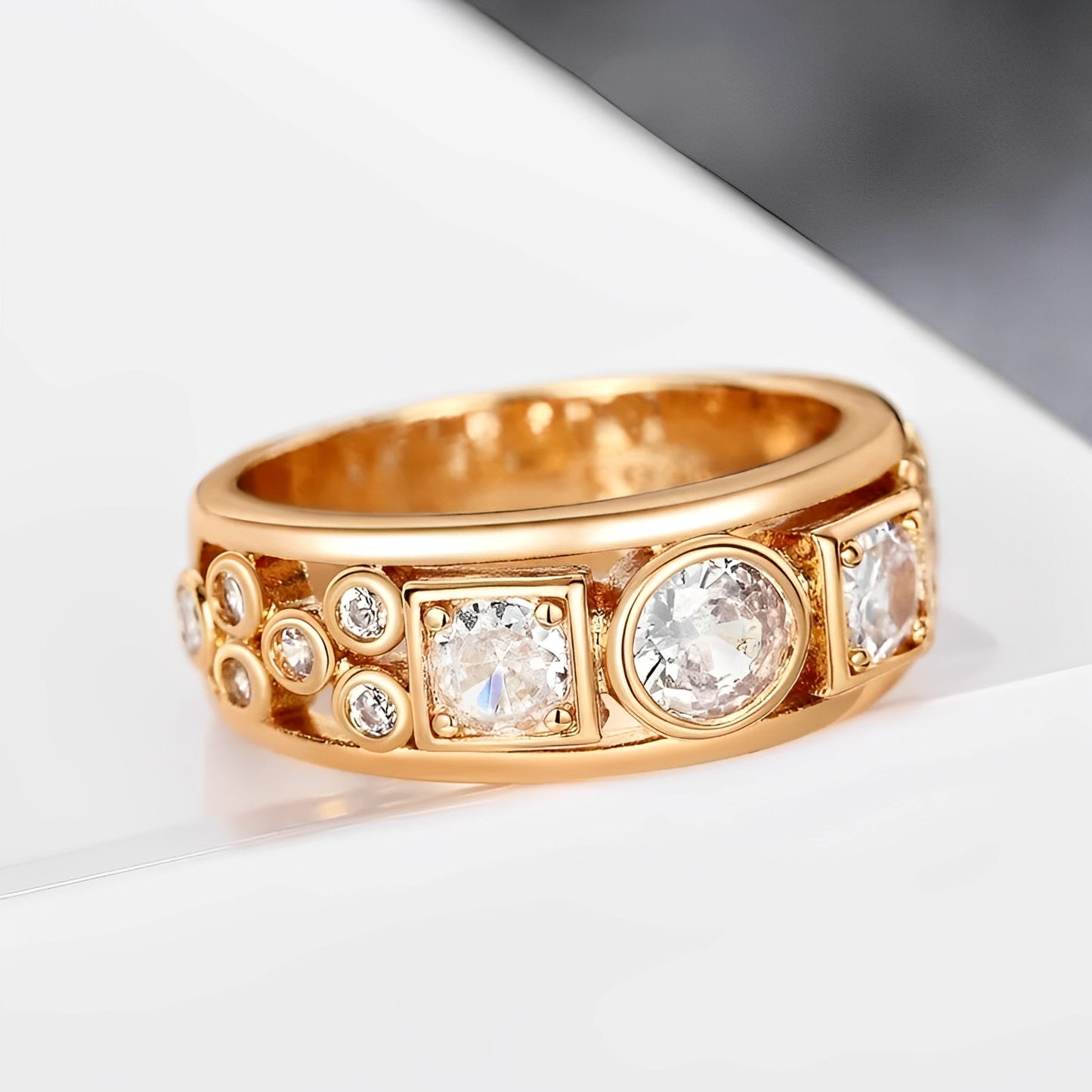Claribel – Anillo Vintage Dorado con Circonitas