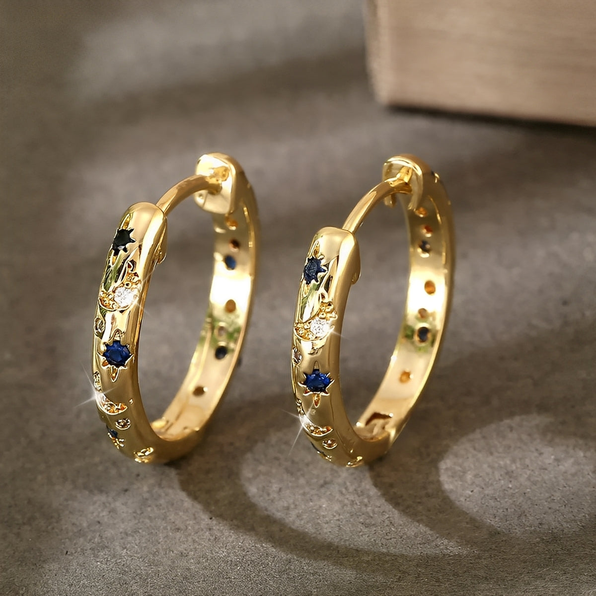 Maelis – Aros Dorados Vintage con Circonia Azul