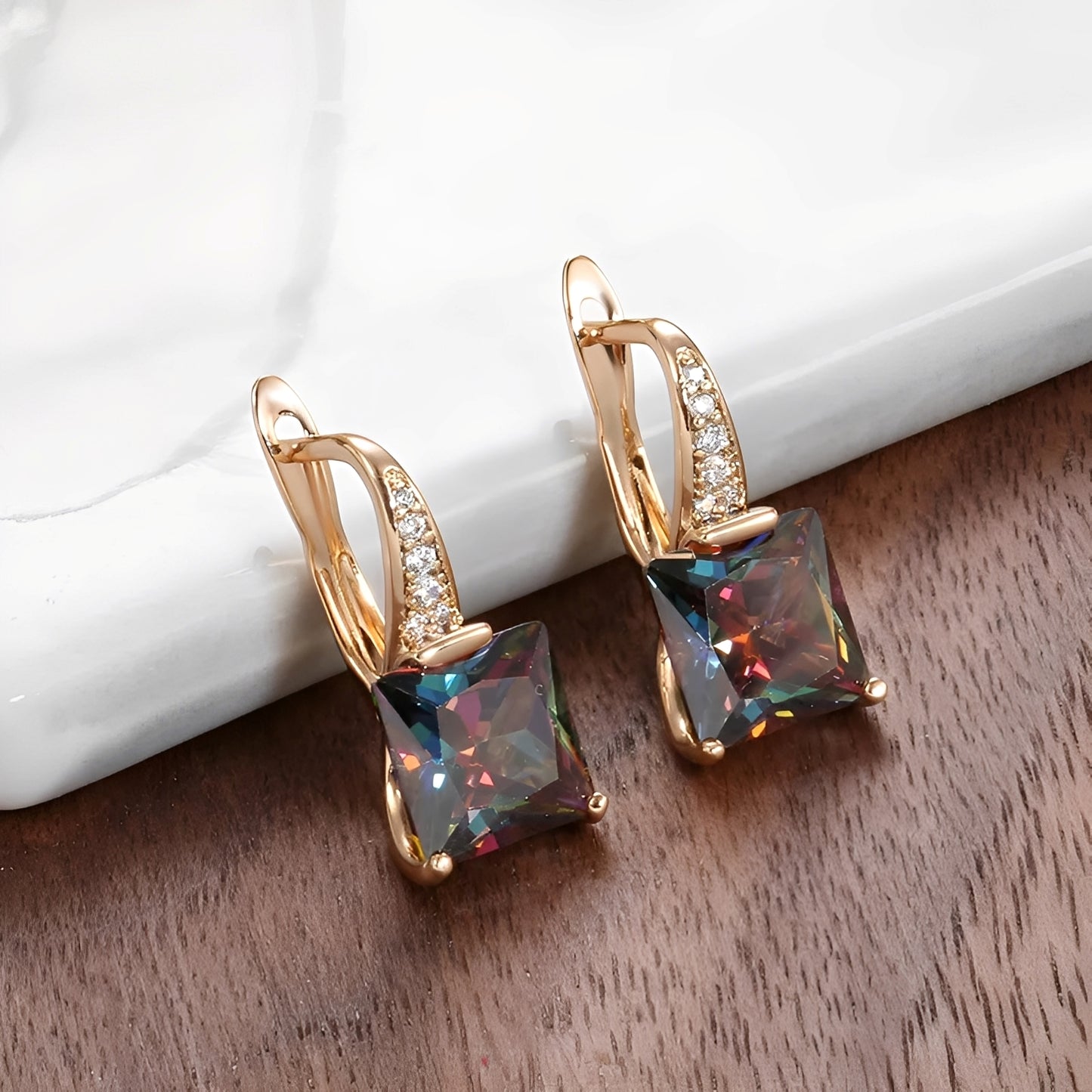 Celina – Aros Dorados con Circonitas de Colores
