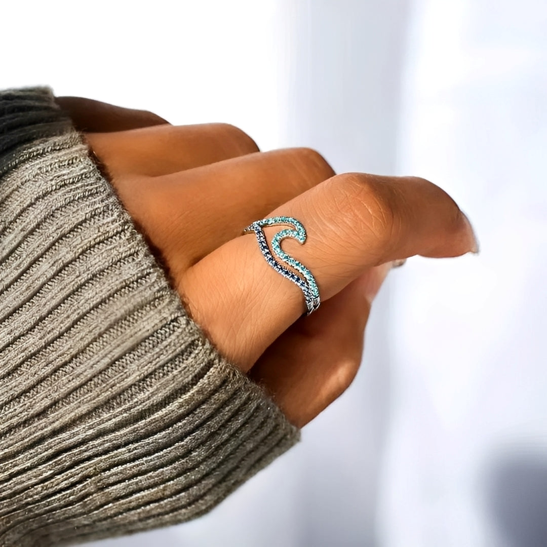 Daphnie – Anillo Ola en Ópalo Luminoso