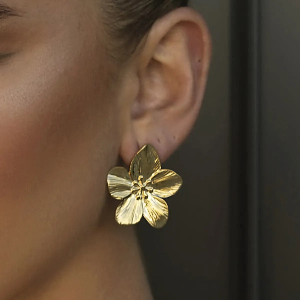 Rianne – Pendientes Flor Dorada Desplegada