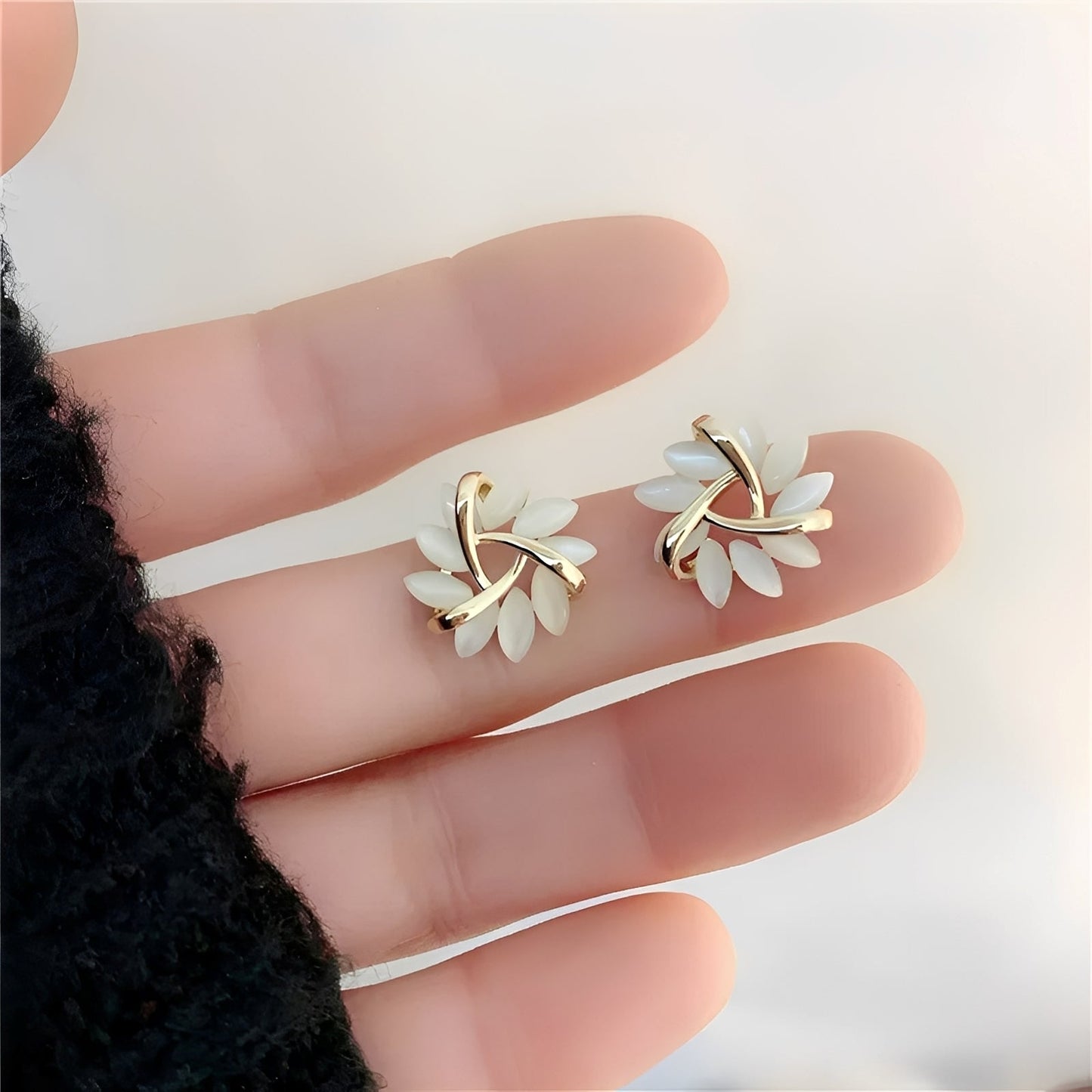 Elisse – Pendientes Intemporales Oro & Ópalo Blanco
