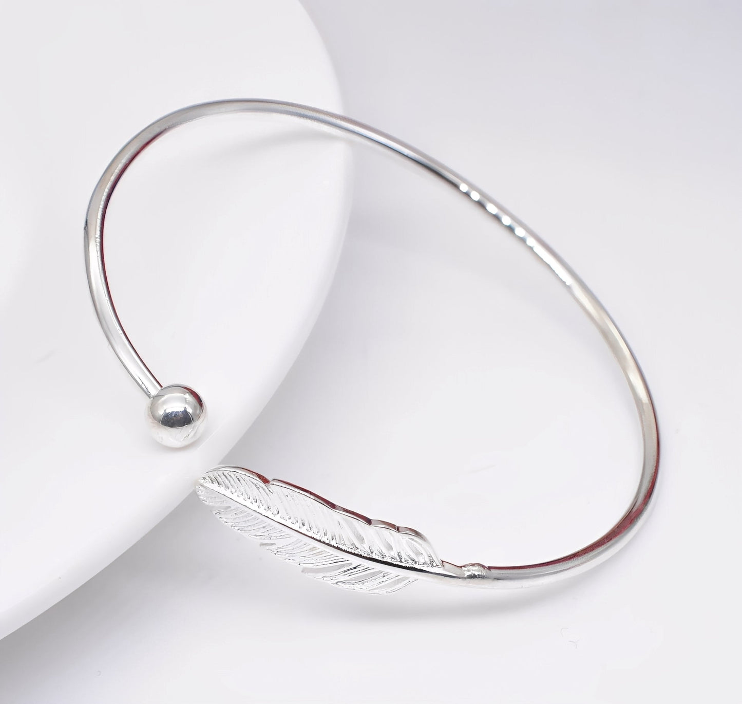 Nayla – Pulsera Pluma Plateada Elegante