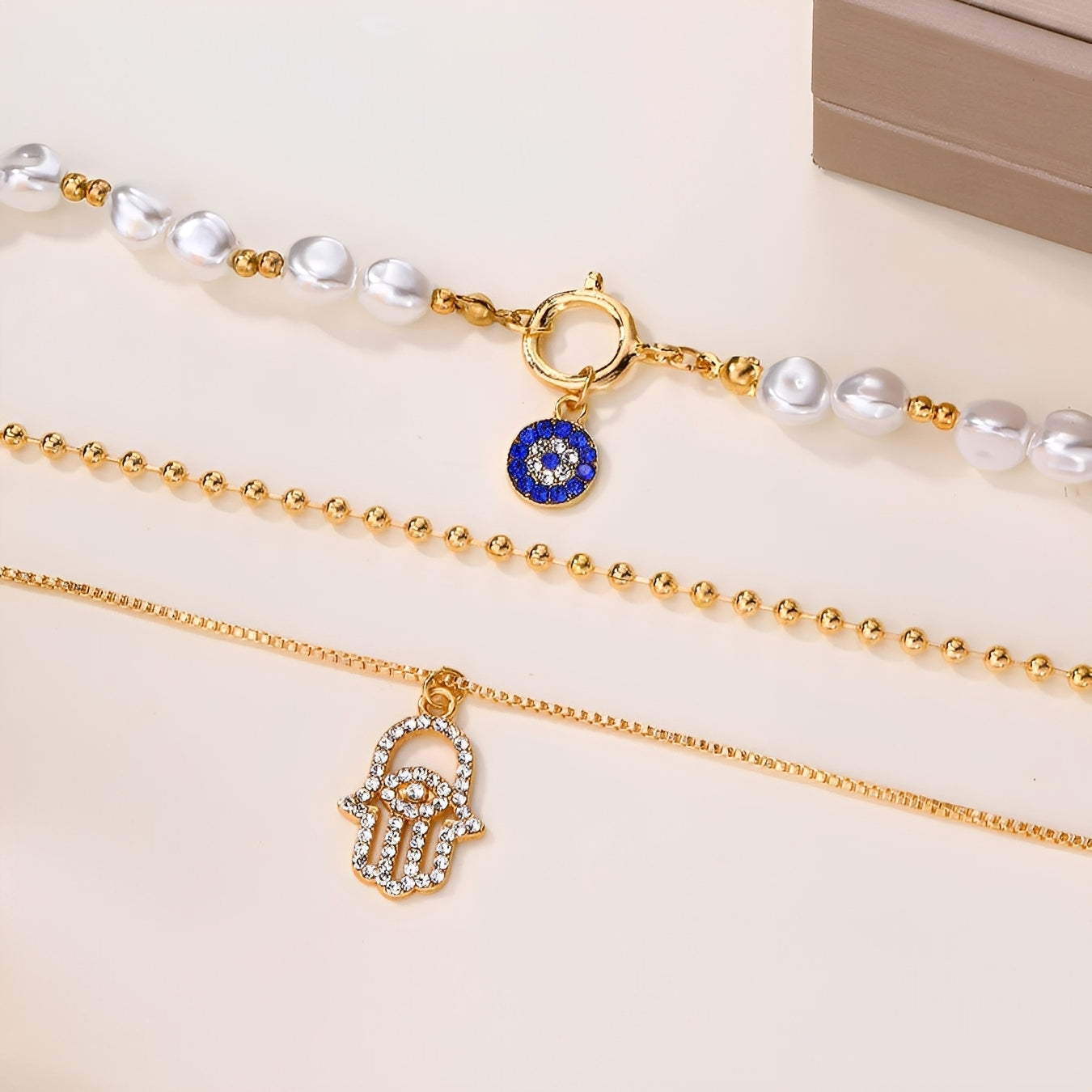 Nadia – Collar Multi-Rangos Perlas & Mano de Fatma