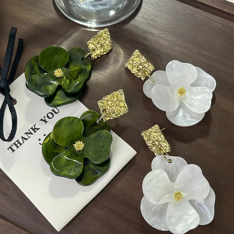 Thelma – Pendientes Colgantes Florales Dorados