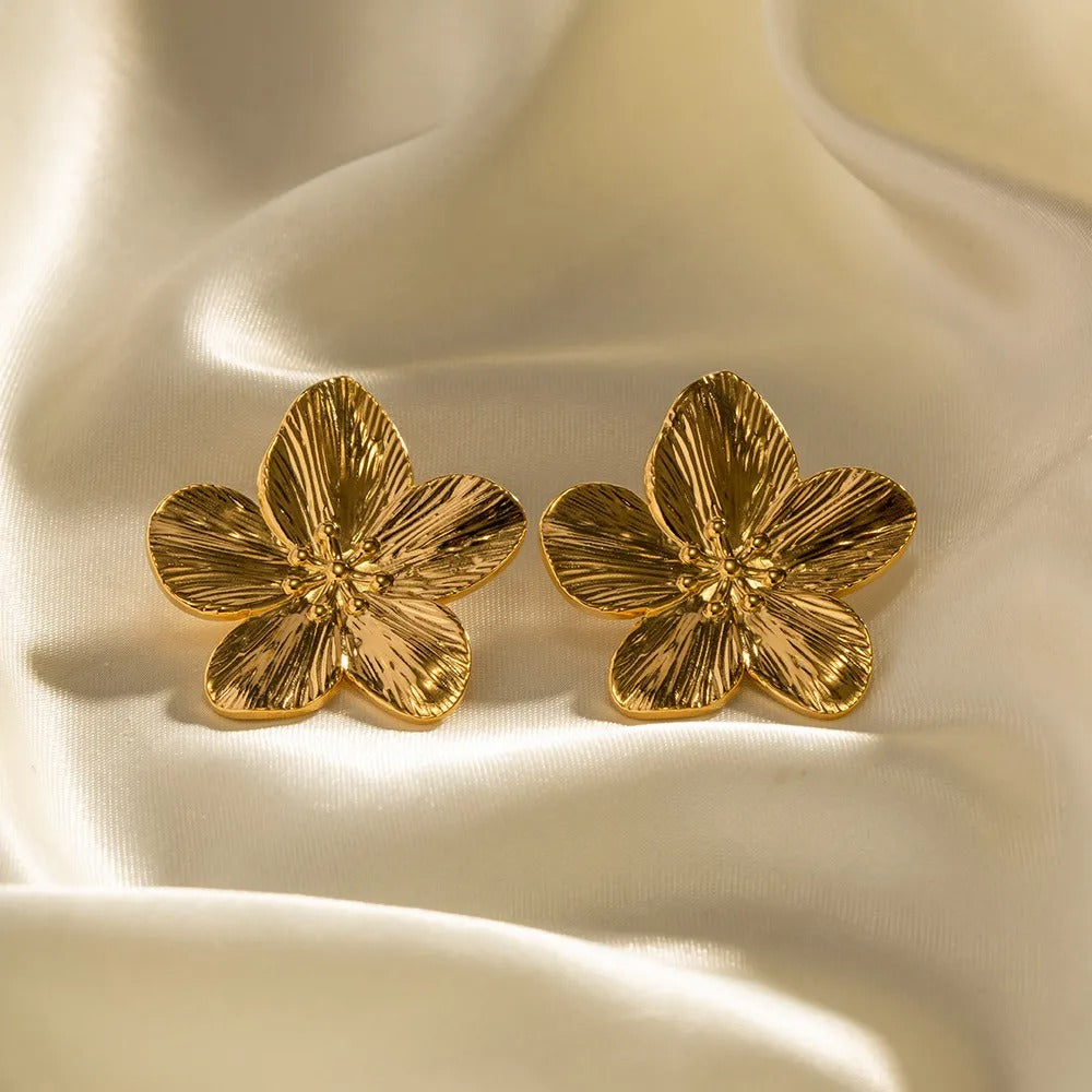 Rianne – Pendientes Flor Dorada Desplegada