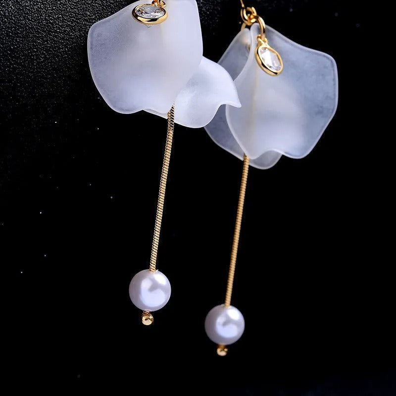 Aiah – Aretes Pétalos & Perlas de Oro Blanco