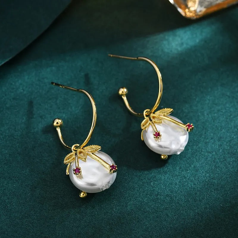 Cléa – Pendientes Vintage Cereza en Oro y Perla