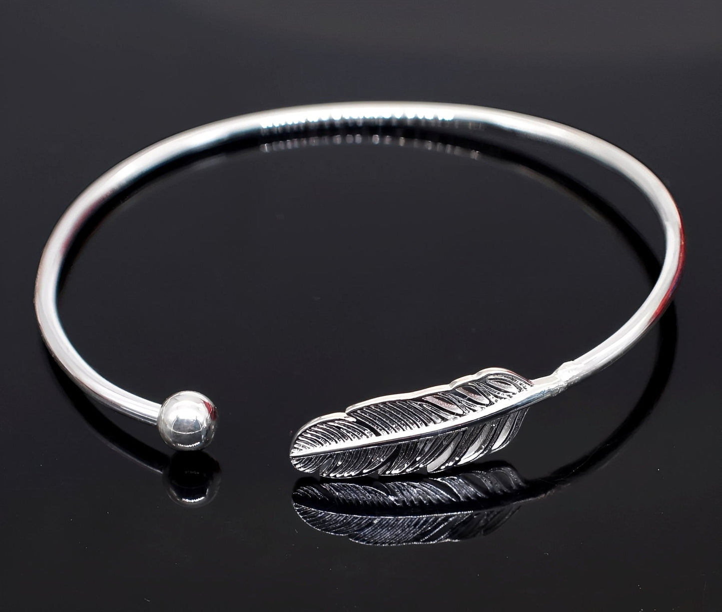 Nayla – Pulsera Pluma Plateada Elegante