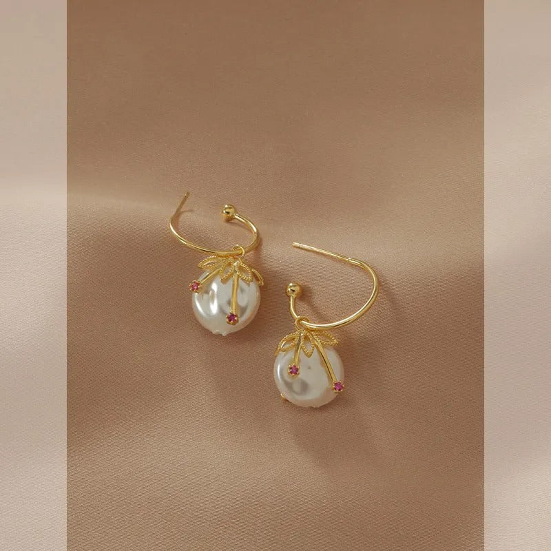 Cléa – Pendientes Vintage Cereza en Oro y Perla