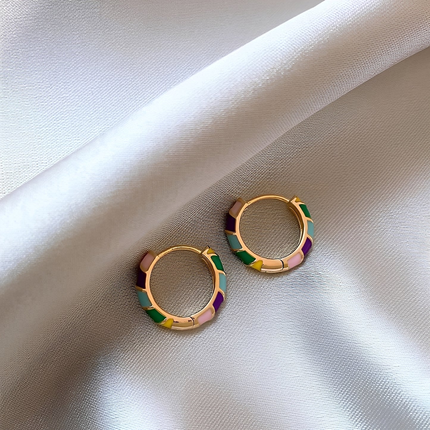 Sofia – Pendientes Elegantes de Oro con Esmalte Multicolor
