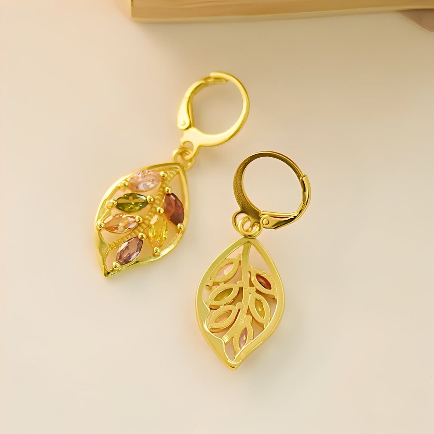 Kiarra – Pendientes Vintage Oro & Zirconio