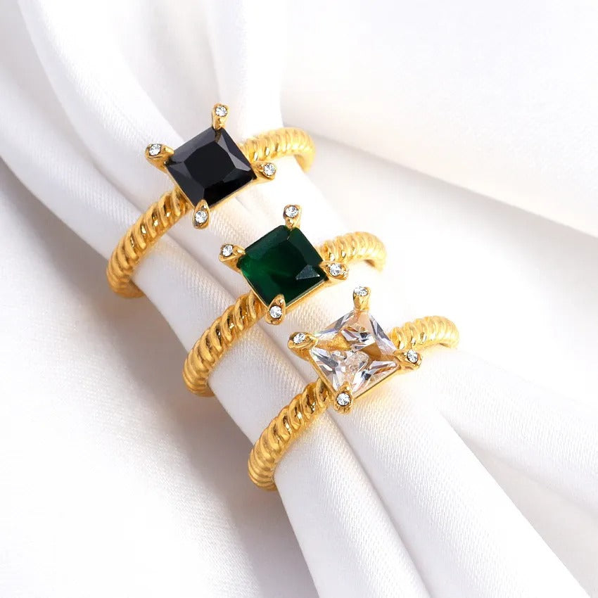 Reina – Anillo Twist con Zirconia Cuadrada
