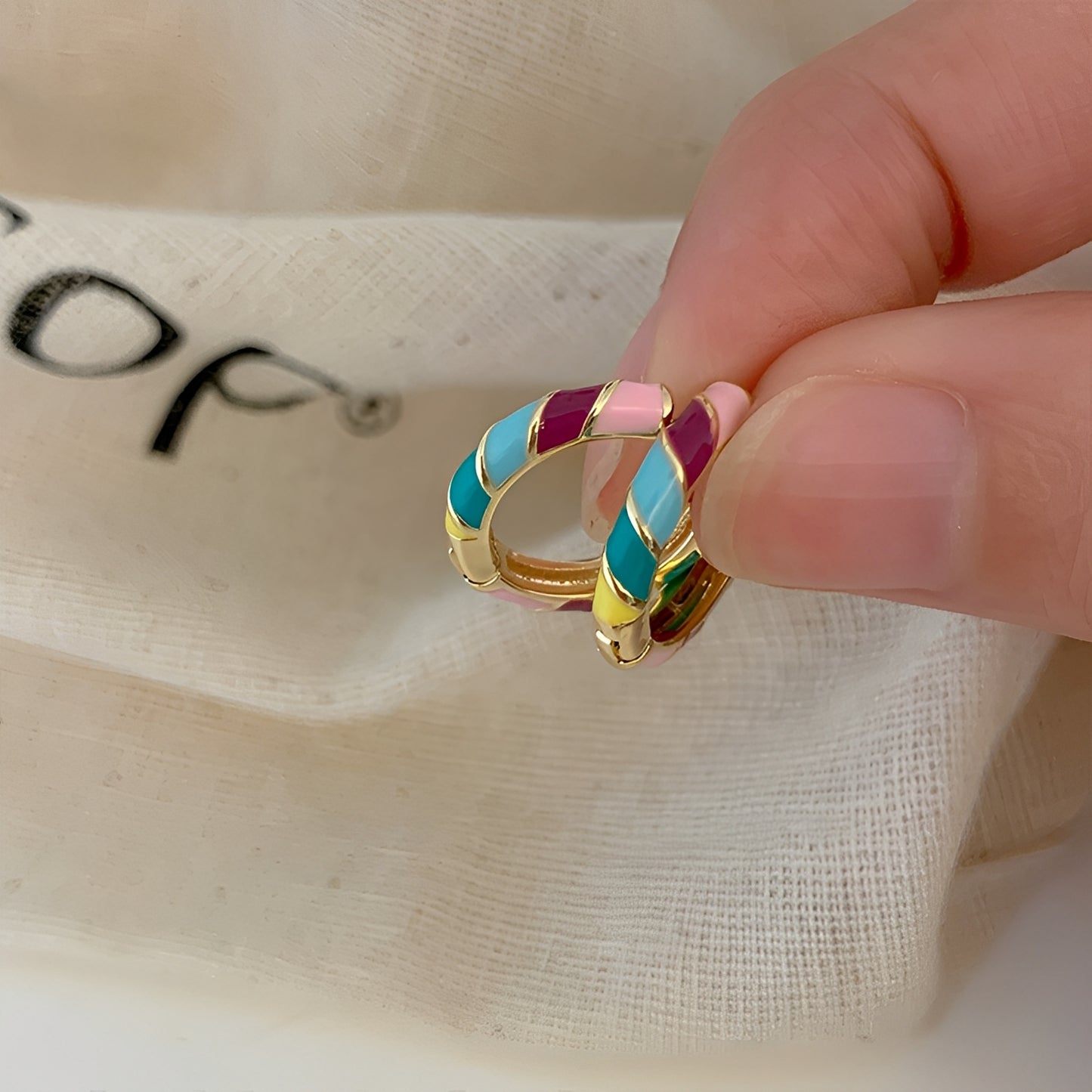 Sofia – Pendientes Elegantes de Oro con Esmalte Multicolor
