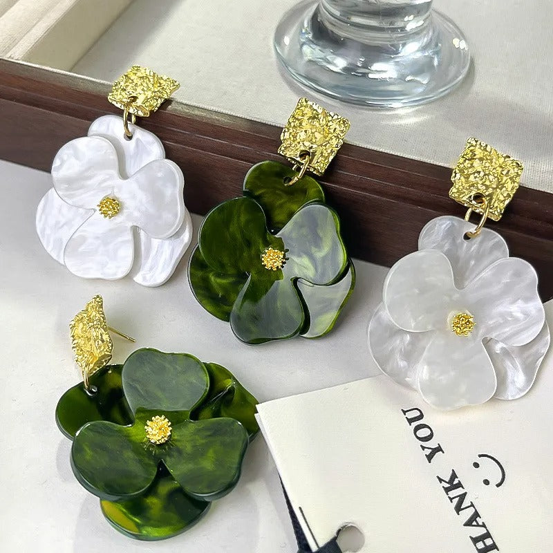 Thelma – Pendientes Colgantes Florales Dorados