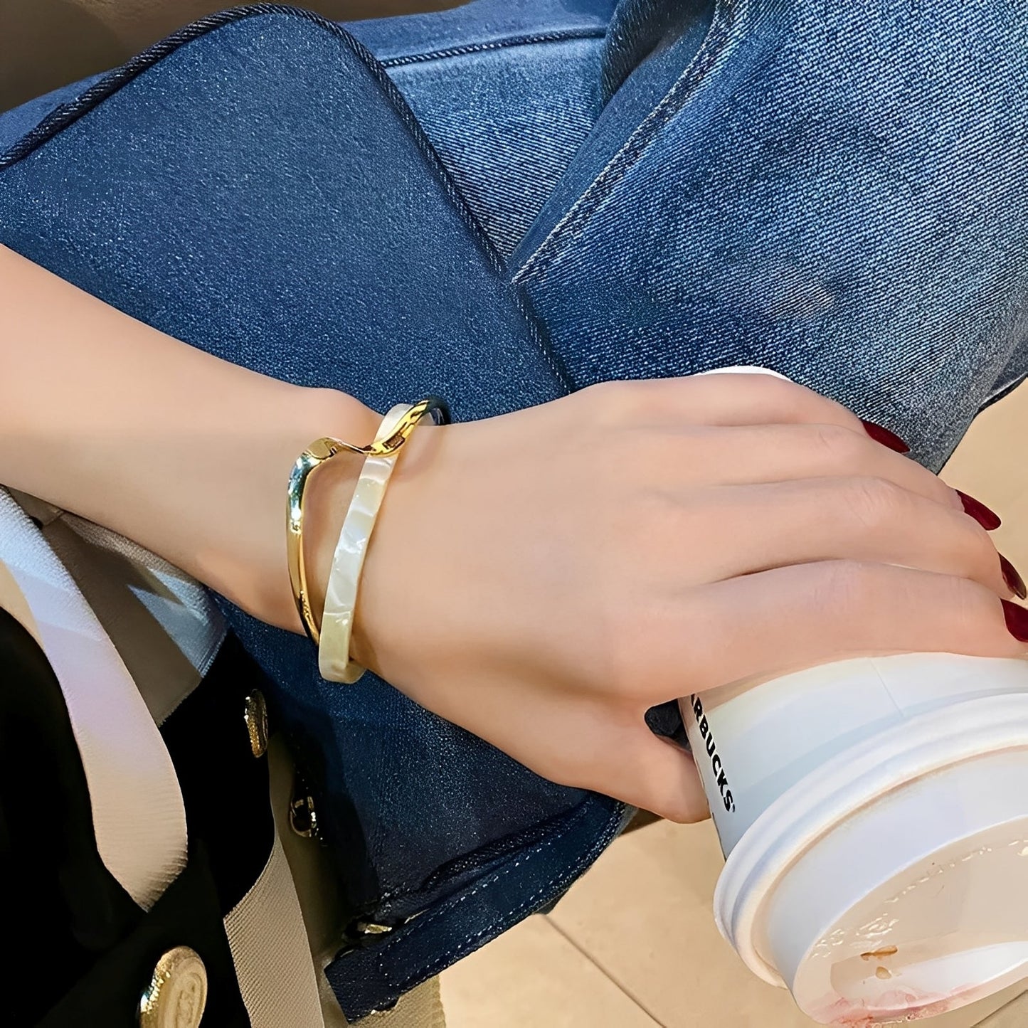 Bea – Pulsera Dorada a Ópalo Blanco