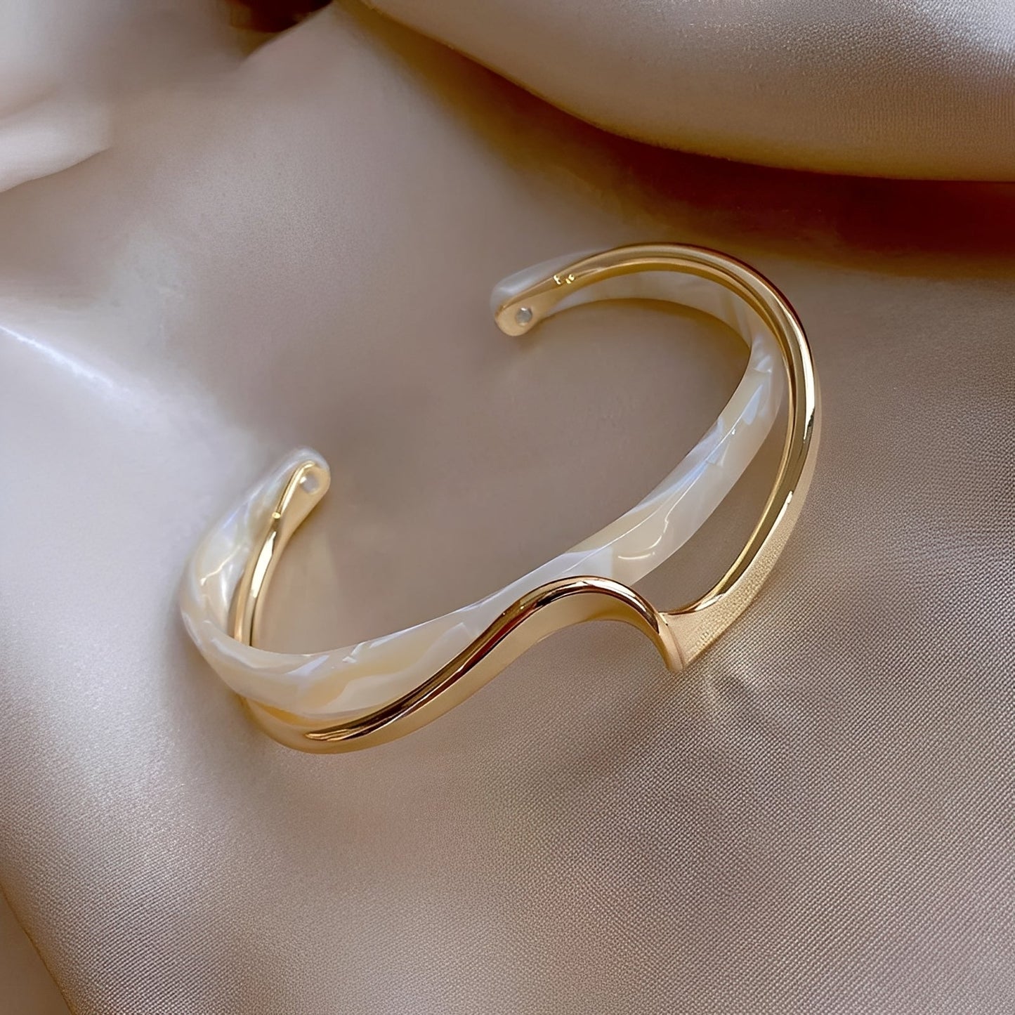 Bea – Pulsera Dorada a Ópalo Blanco