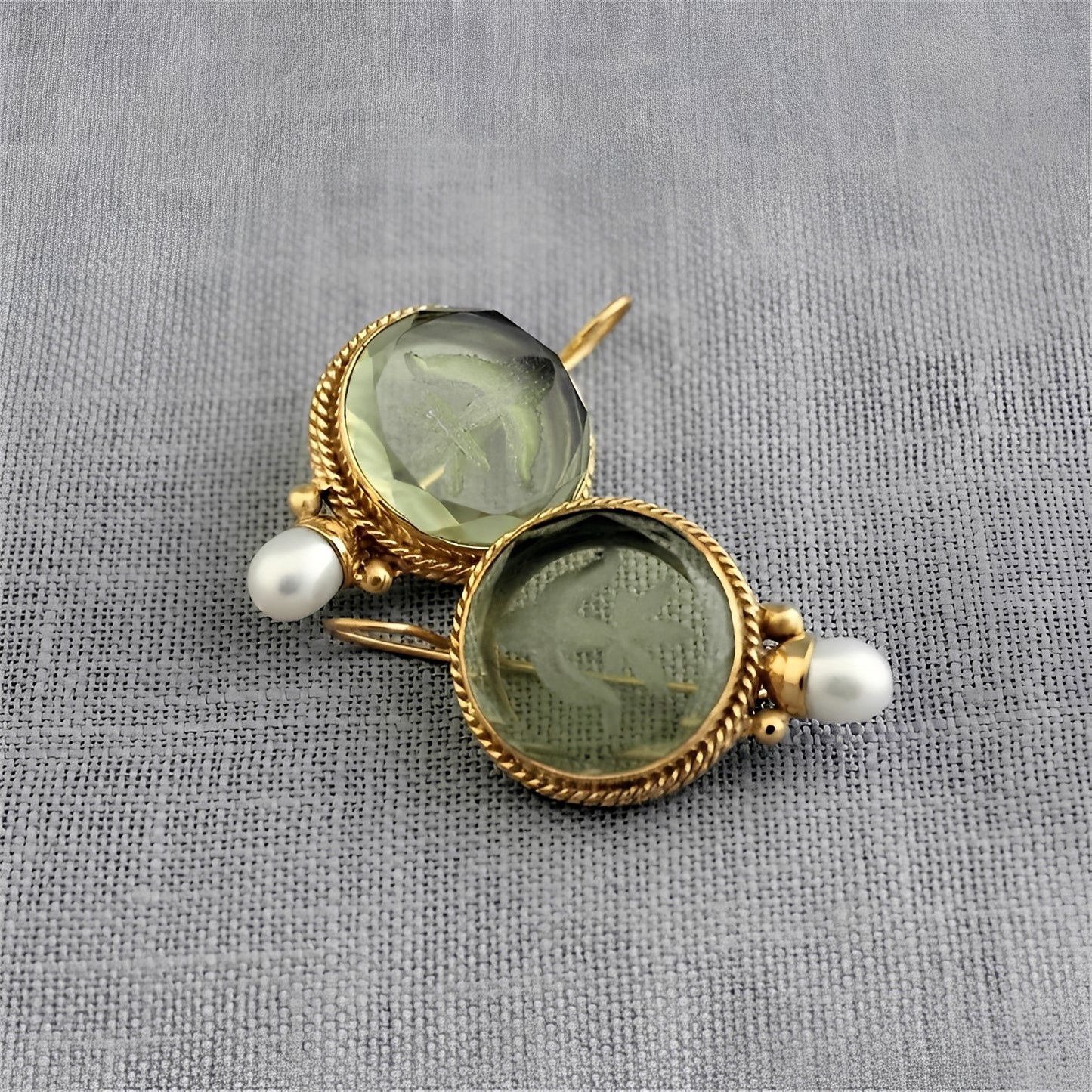 Noa – Pendientes Vintage con Piedra Verde Redonda y Perlas