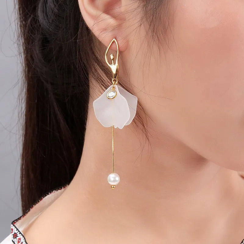 Aiah – Aretes Pétalos & Perlas de Oro Blanco