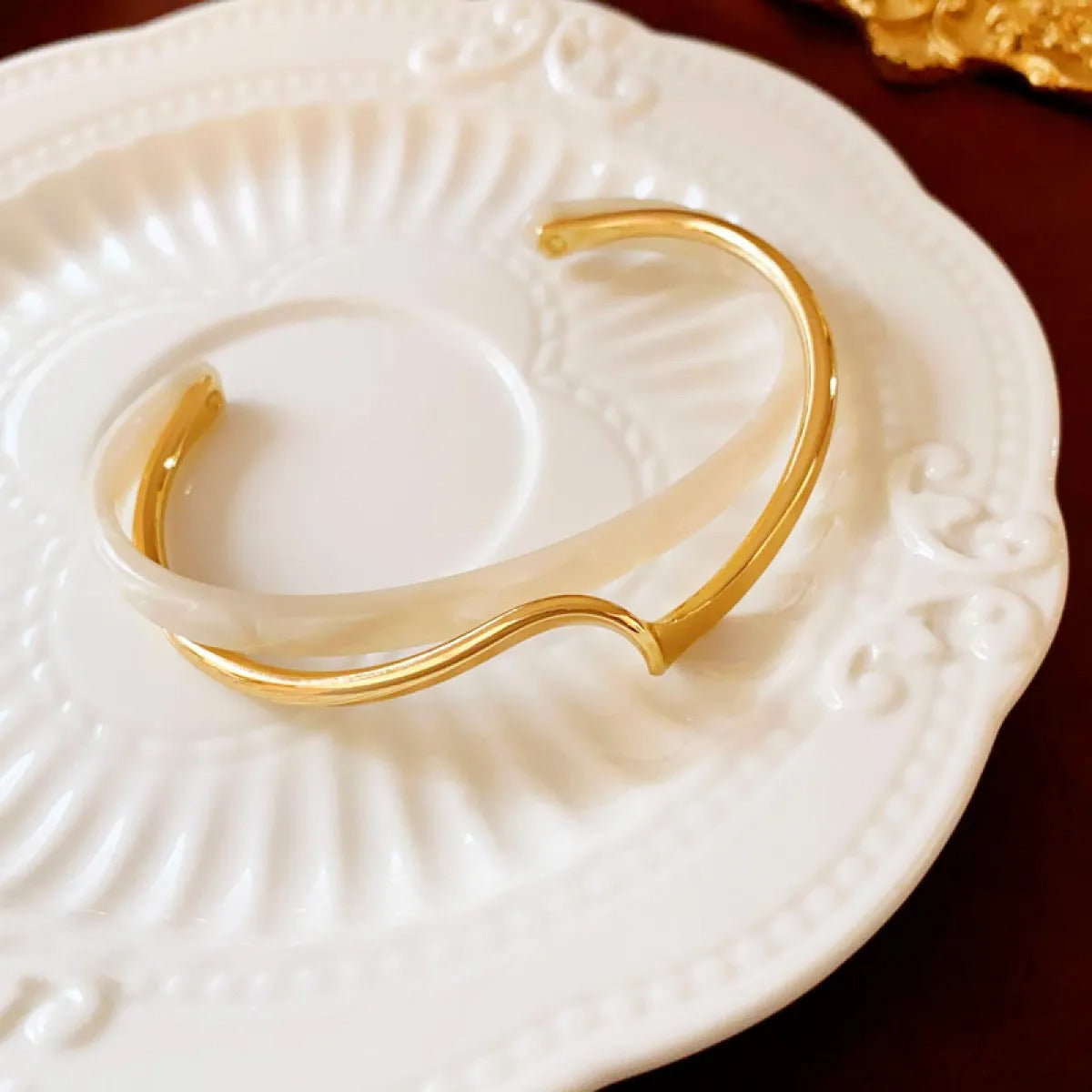 Orla – Elegancia Minimalista a la Opala