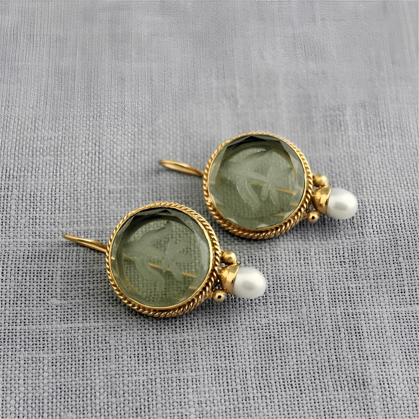 Noa – Pendientes Vintage con Piedra Verde Redonda y Perlas