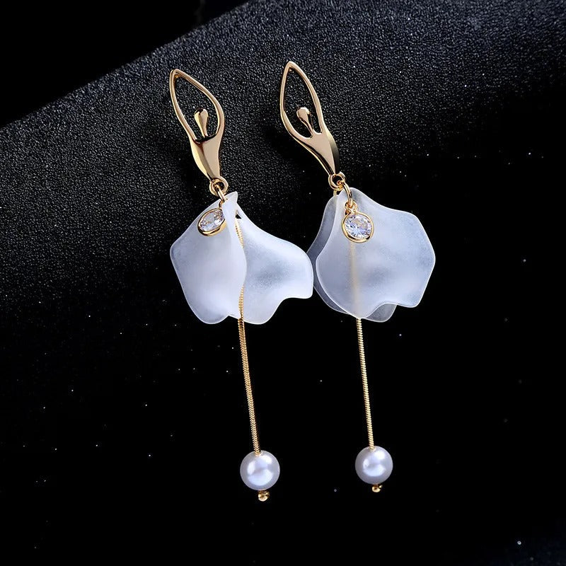 Aiah – Aretes Pétalos & Perlas de Oro Blanco