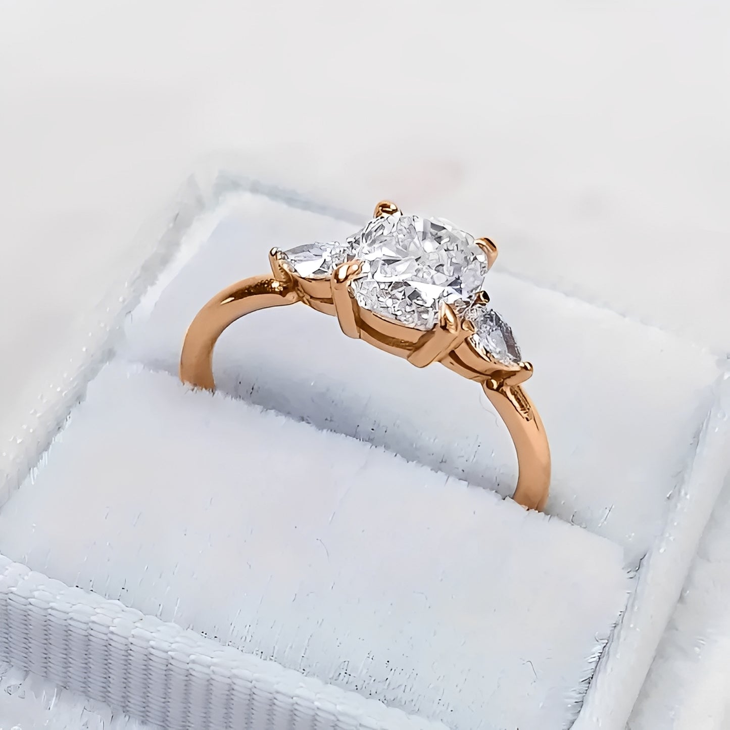 Clara – Anillo Elegante en Oro Rosado con Piedra Cuadrada