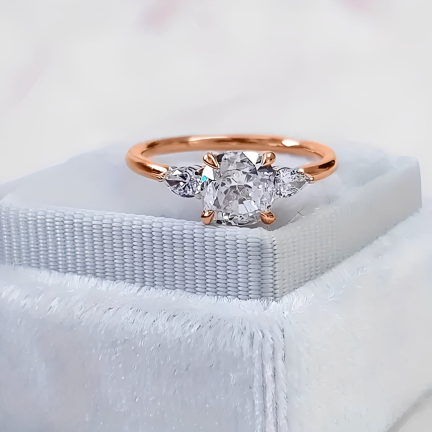 Clara – Anillo Elegante en Oro Rosado con Piedra Cuadrada