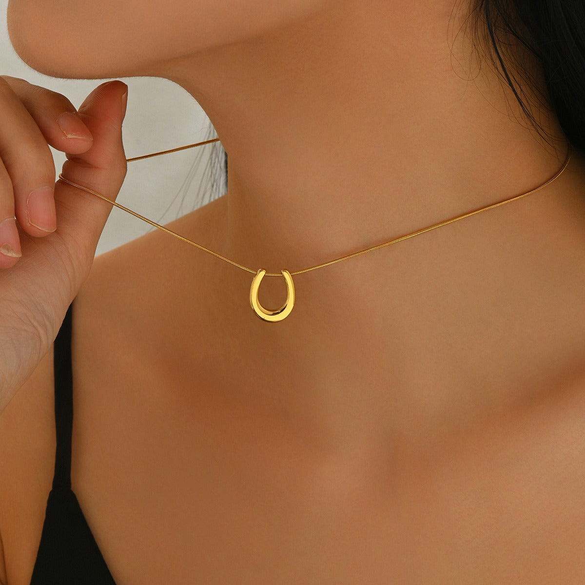 Caitlin – Collar Herradura Dorada Amuleto de la Suerte