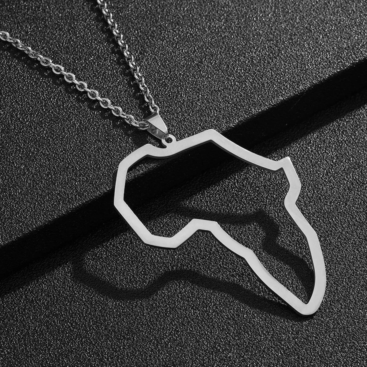 Amara – Collar Contorno de África