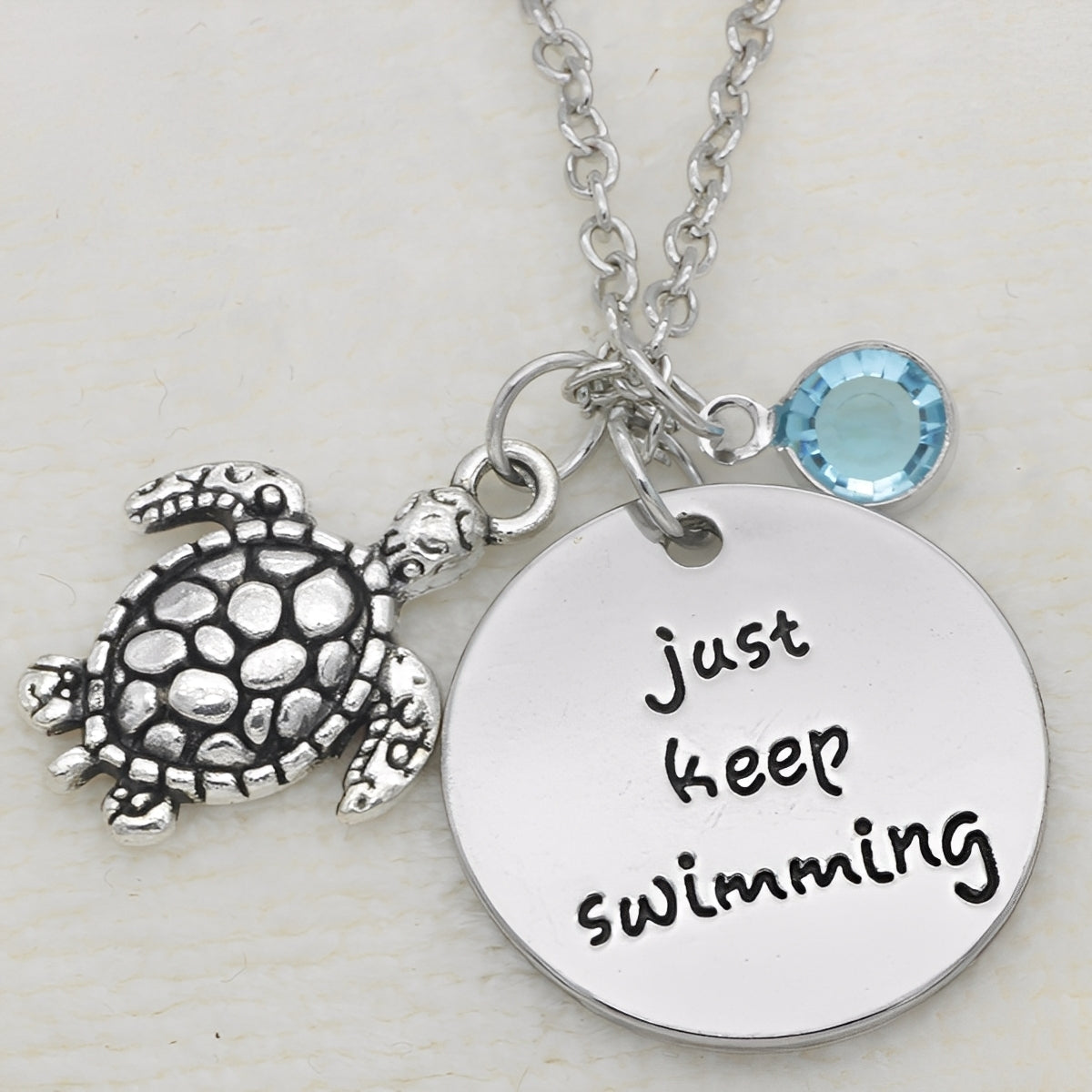 Felia – Collar Tortuga Plata Grabado Keep Swimming