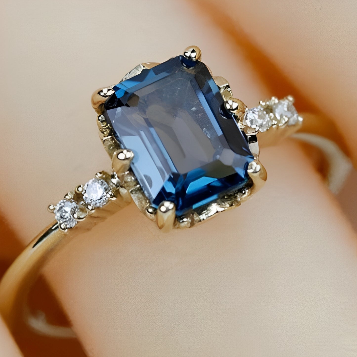 Celeste – Anillo Dorado Vintage con Cristal Azul