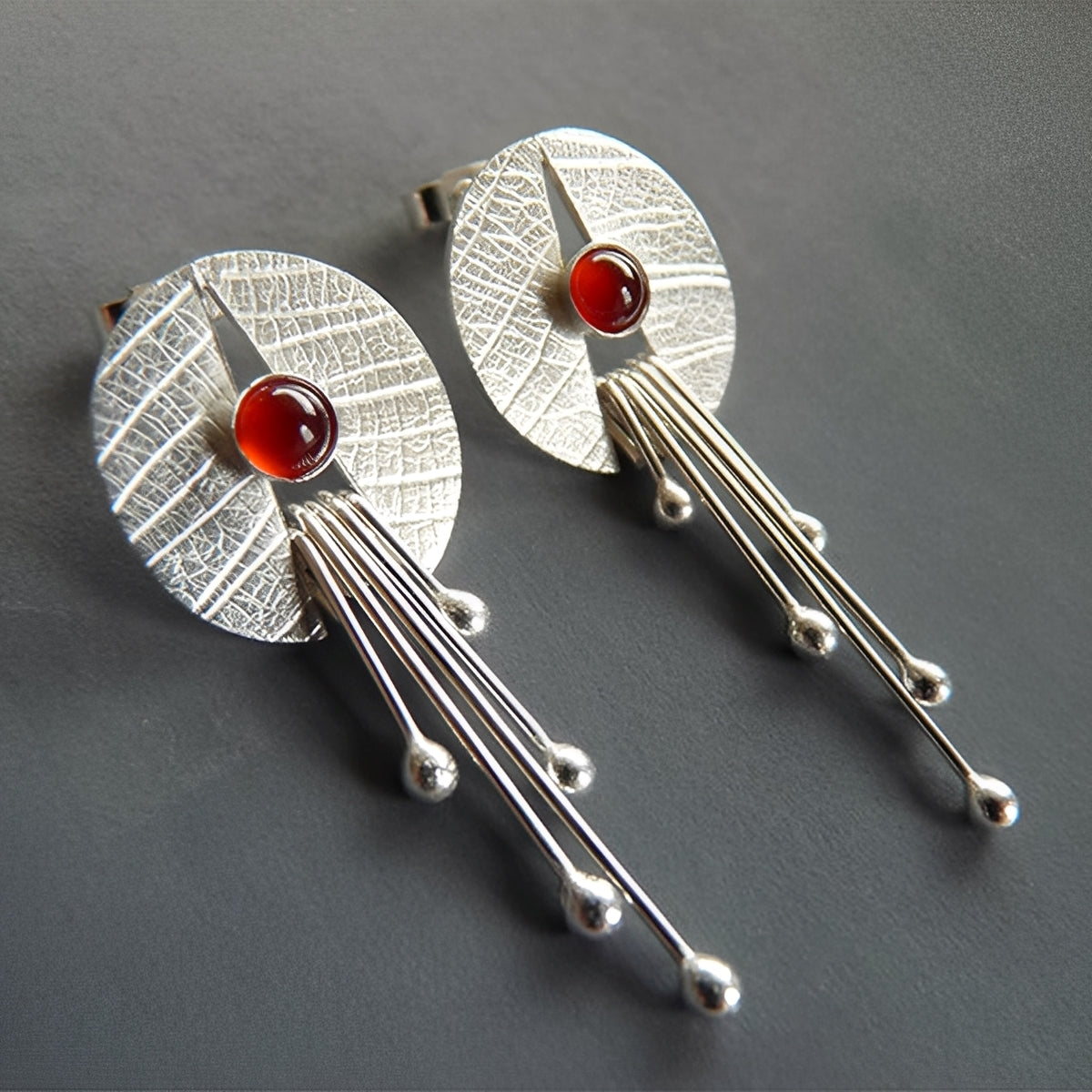 Carmine – Pendientes Colgantes con Piedra Roja y Diseño Calado