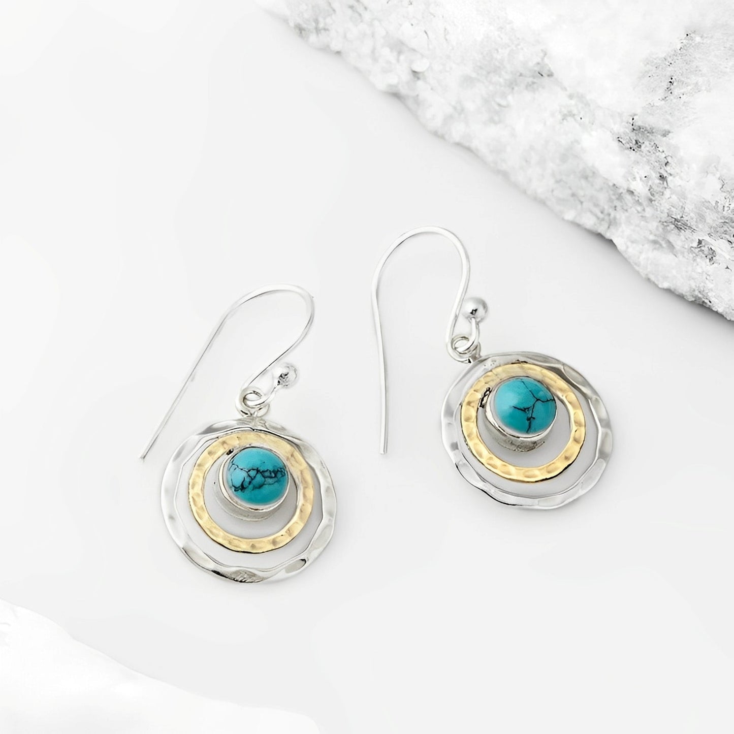 Nayah – Pendientes Bohemios Saturno con Piedra Turquesa, Acabado Plata y Oro