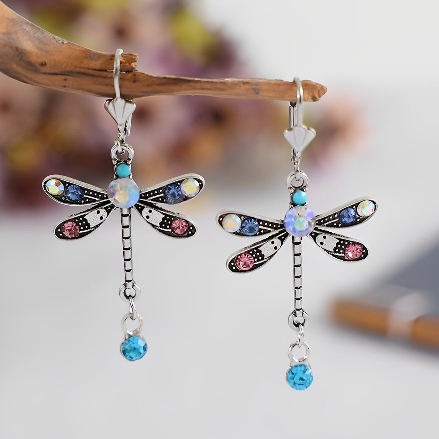 Liora – Pendientes Elegantes Libélula Esculpida