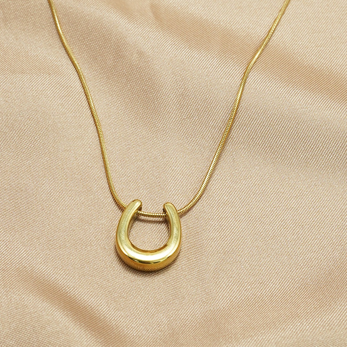 Caitlin – Collar Herradura Dorada Amuleto de la Suerte