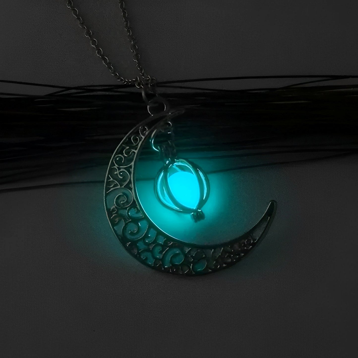 Bianca – Collar Luna Luminosa que Brilla en la Oscuridad
