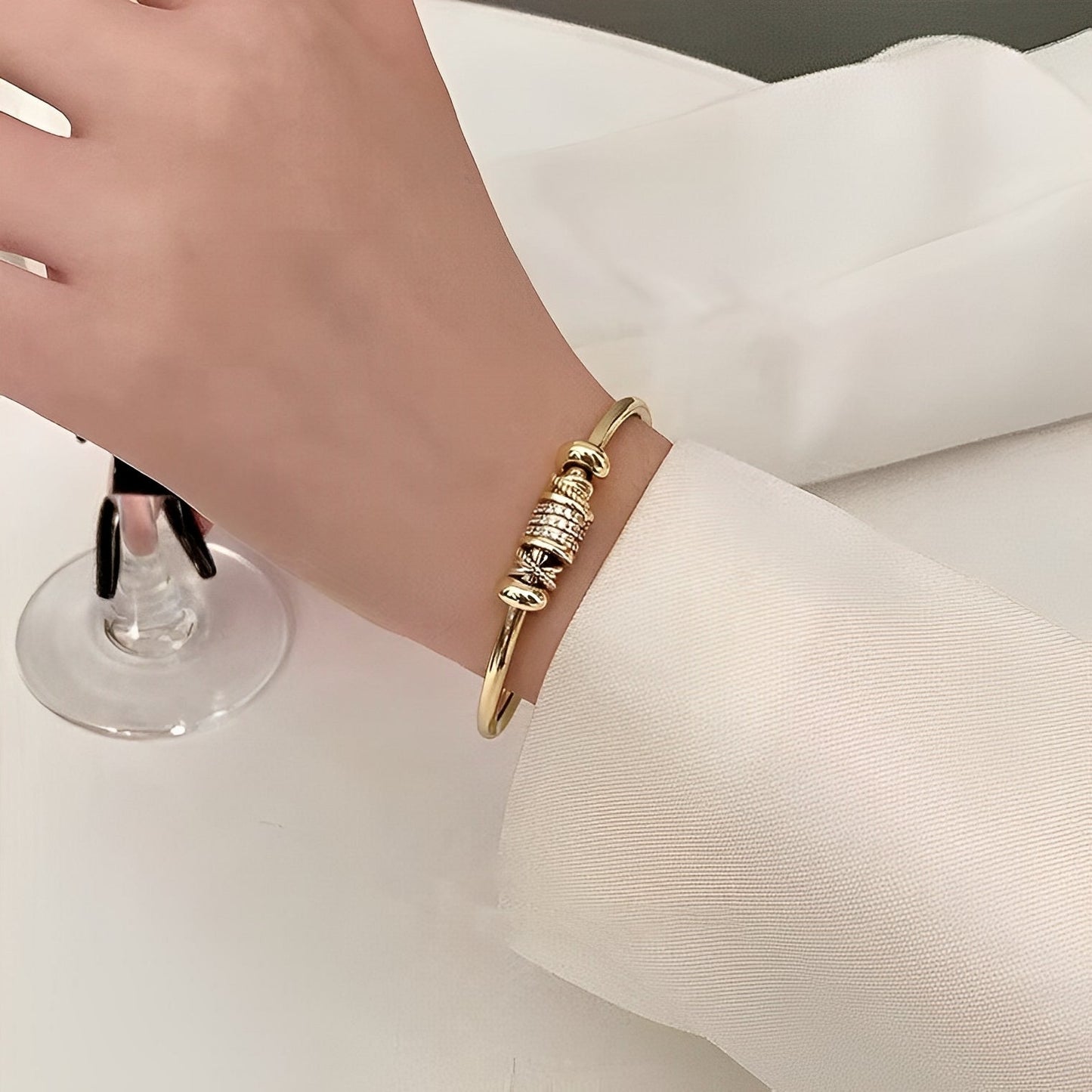 Ella – Pulsera Ajustable con Dijes Dorados